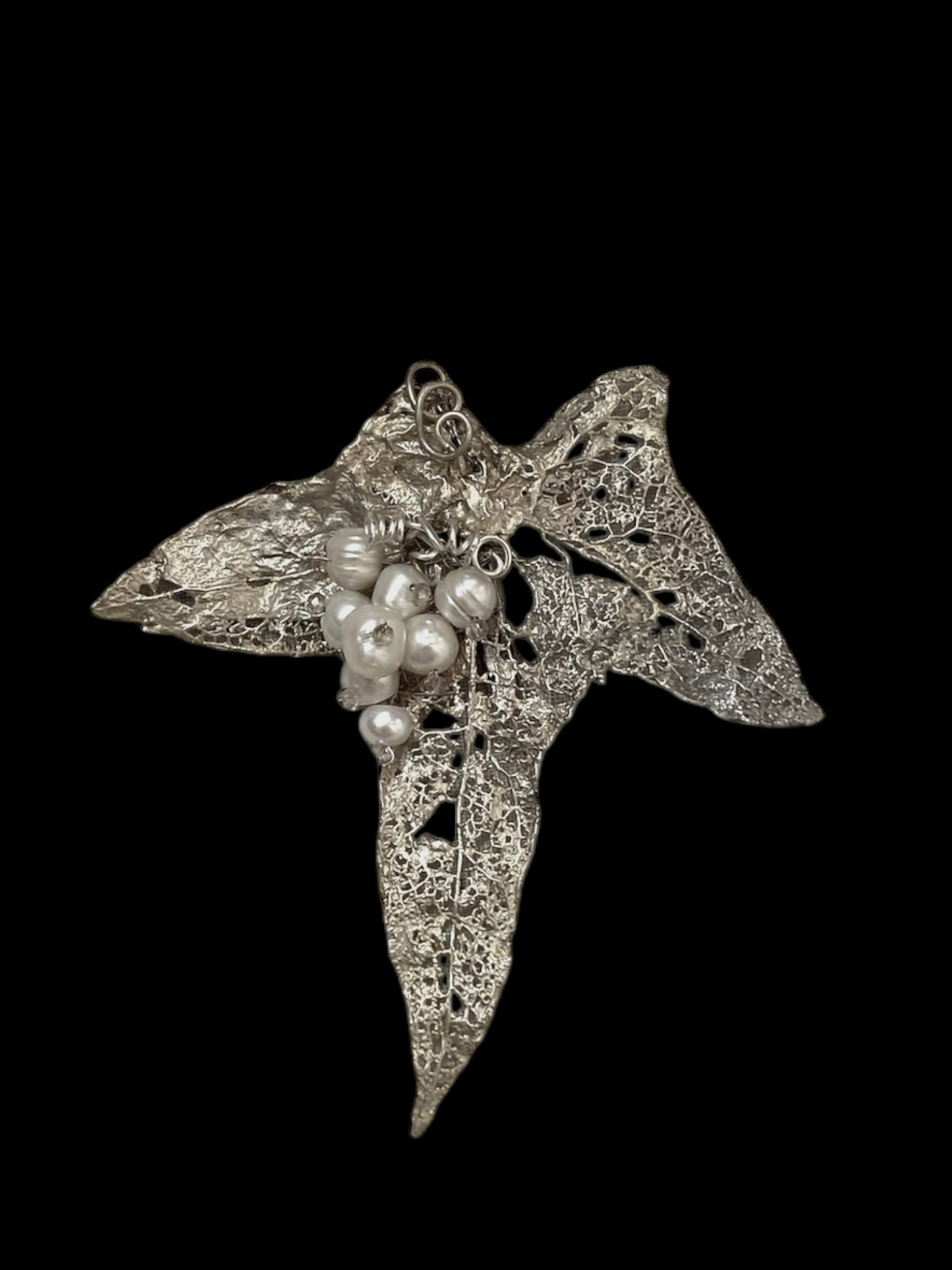 Spilla di vera foglia d'edera elettroformata