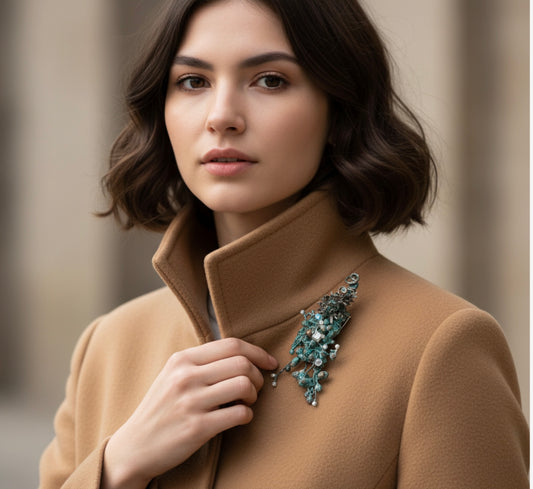 Spilla con bacche elettroformate