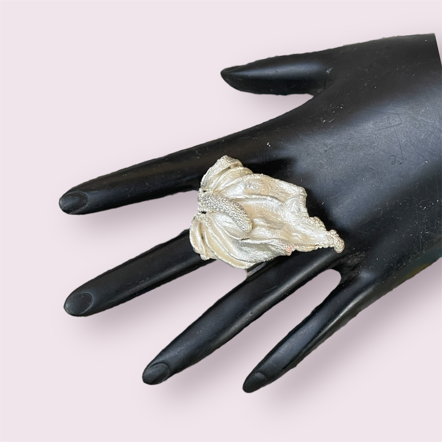 Anello con fiore di anturium elettroformato e placcato argento