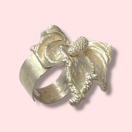 Anello con fiore di anturium elettroformato e placcato argento