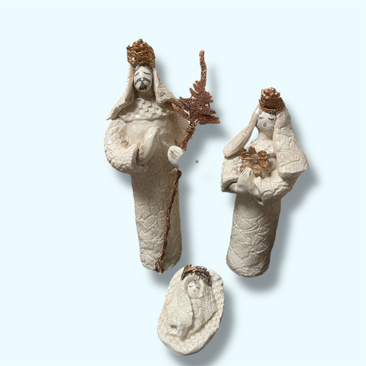 Presepe in ceramica realizzato a mano con dettagli di foglie elettroformate