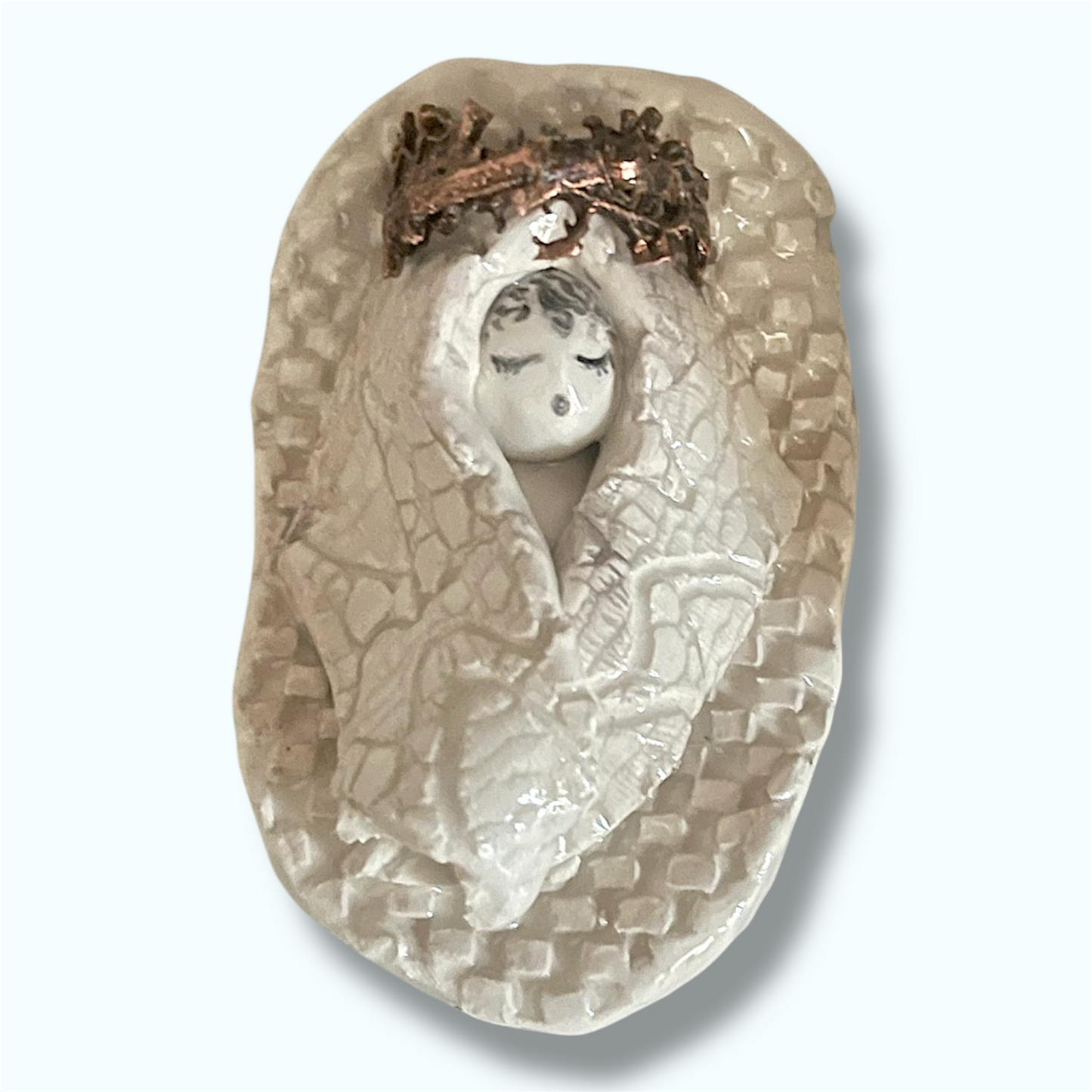 Presepe in ceramica realizzato a mano con dettagli di foglie elettroformate