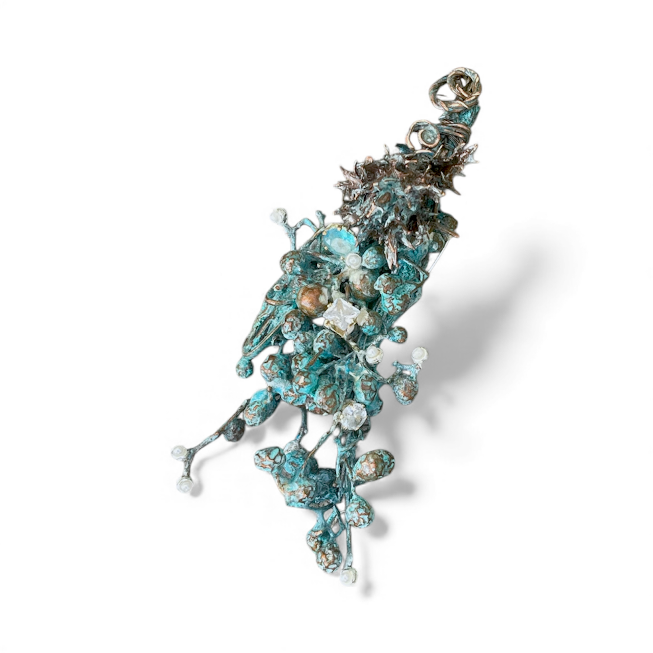 Spilla con bacche elettroformate